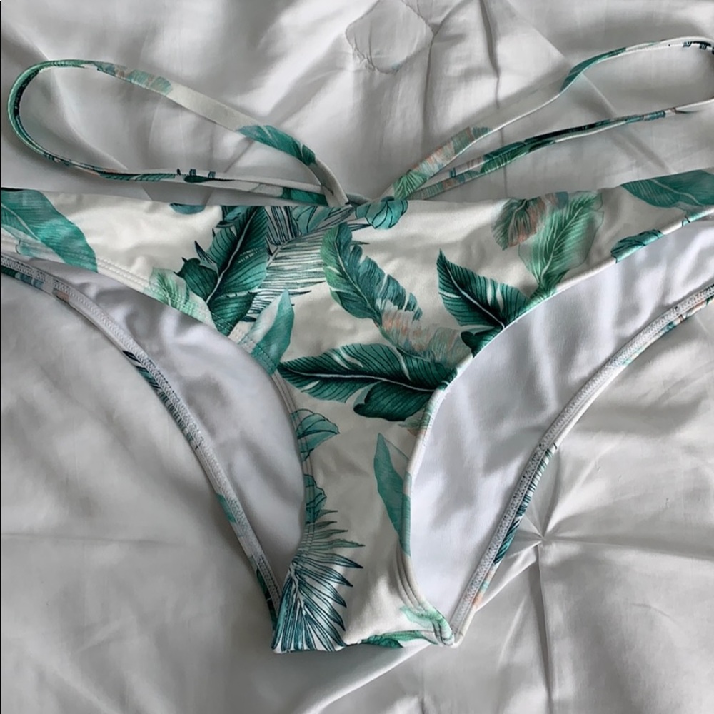 Bikini - Picture 4 of 5
